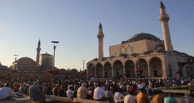 Binlerce kişi bayram namazı için Mevlana Meydanına akın etti