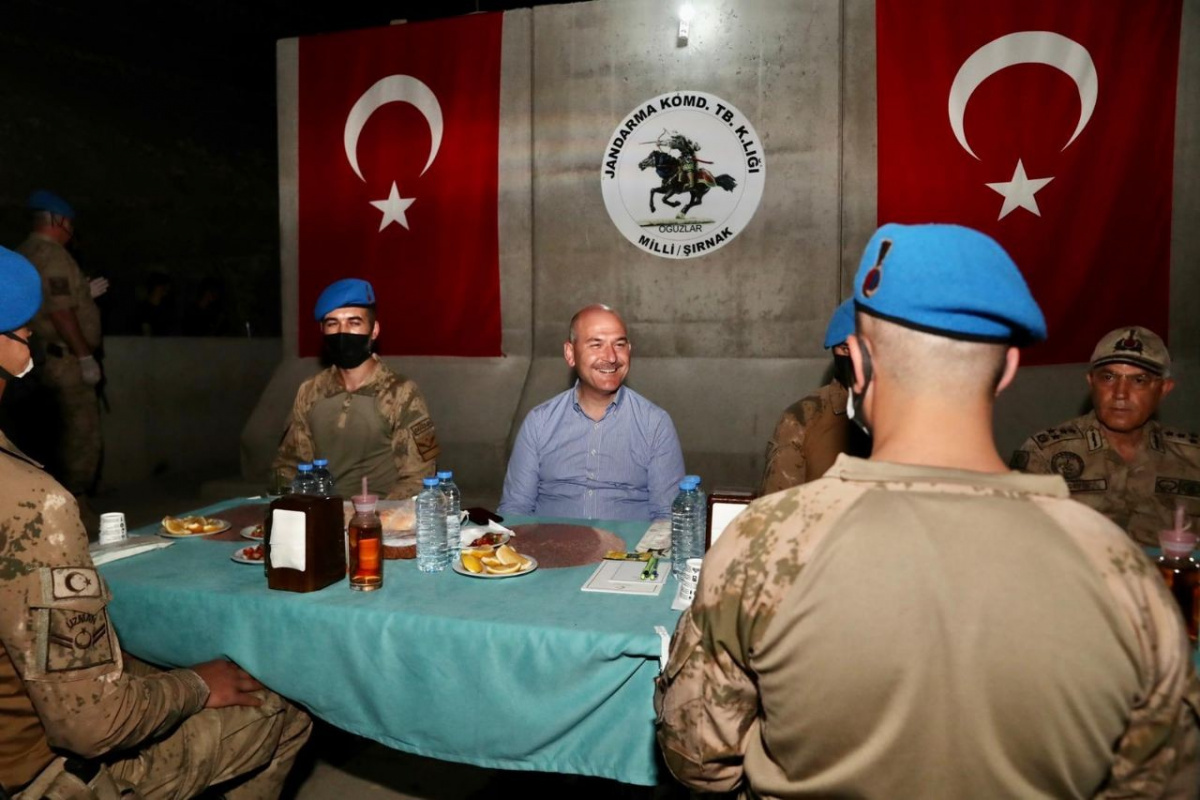 Cumhurbaşkanı Erdoğan, Üs Bölgesi&#039;ndeki askerin bayramını kutladı