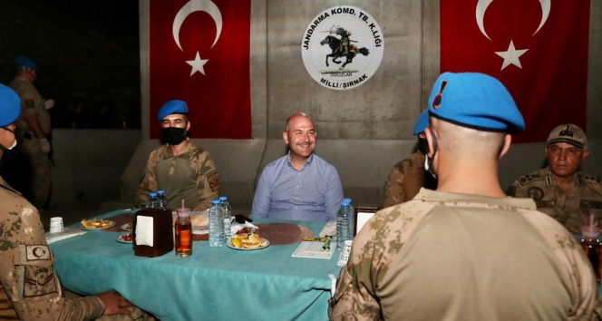 Cumhurbaşkanı Erdoğan, Üs Bölgesindeki askerin bayramını kutladı