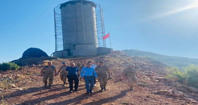 Kaymakam Tutkan, bayram namazını emniyet kulesinde kıldı