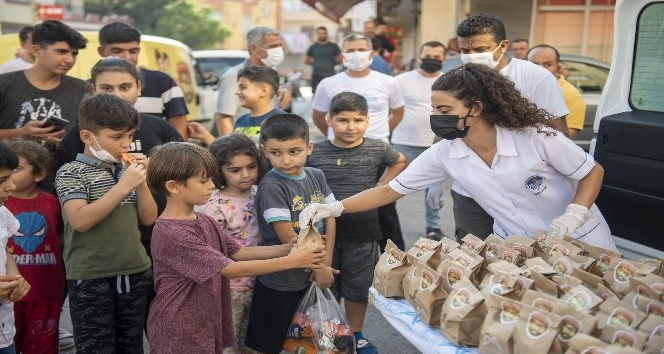 Mersin Büyükşehir Belediyesi, bu bayramda çocuklara 20 bin tatlı ulaştıracak