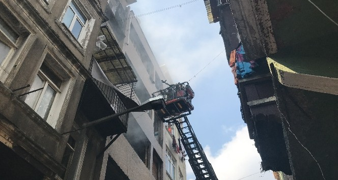 Beyoğlu’nda 5 katlı metruk binada yangın
