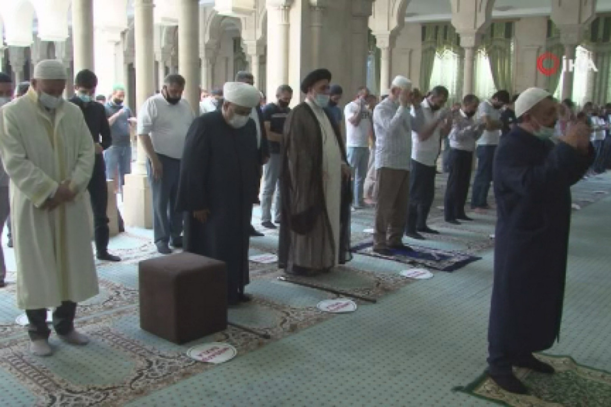 Azerbaycan’da Covid-19 salgını sonrası ilk kez cemaatle bayram namazı kılındı