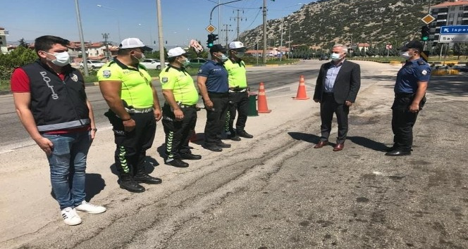 Isparta Valisi Seymenoğlu trafik uygulama noktalarını ziyaret etti