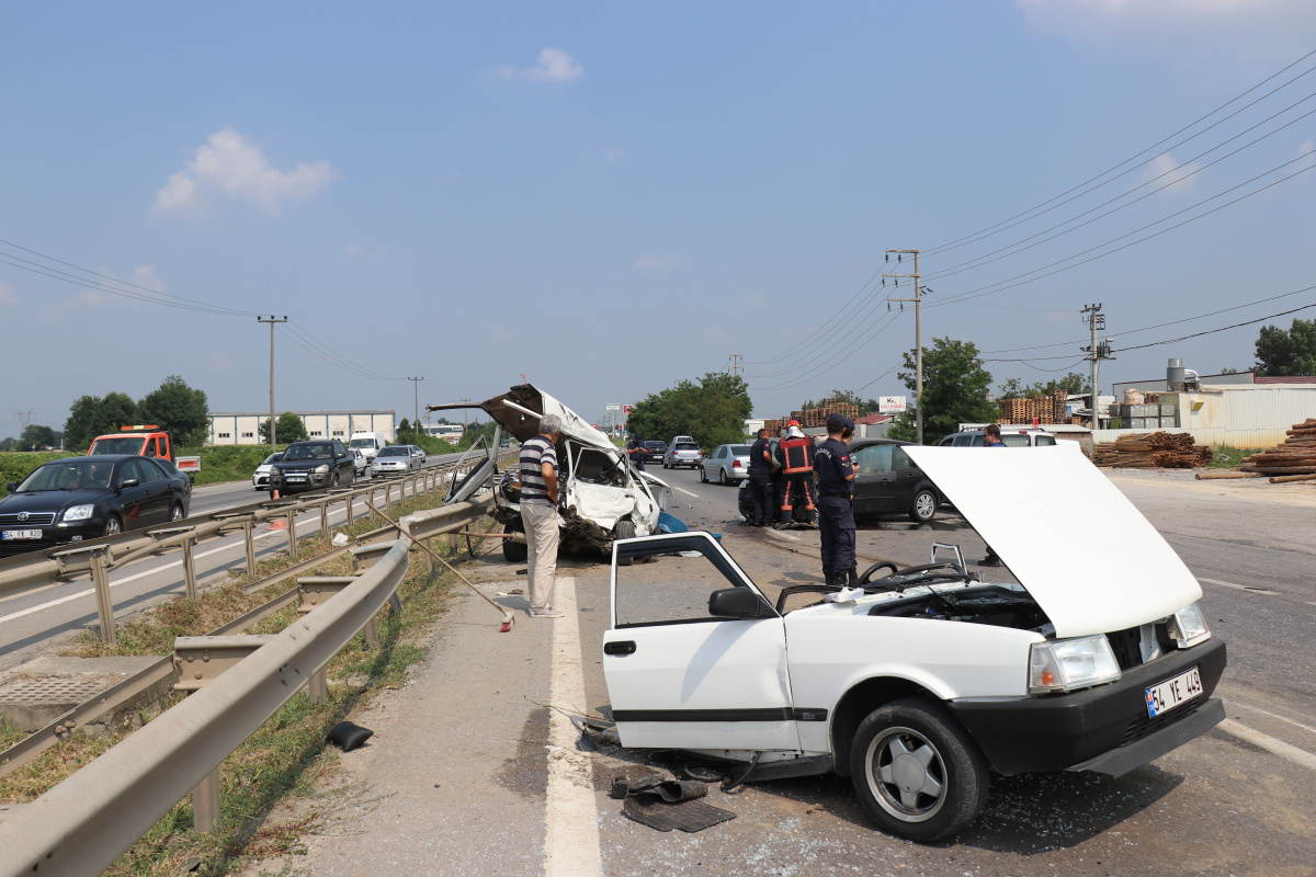 D100’de feci kaza, otomobil ikiye bölündü: 6 yaralı