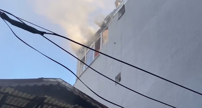 Kurban Bayramı’nda yangın paniği: 4 katlı binanı çatı katı yandı