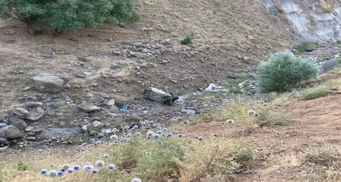 Bingöl’de hafif ticari araç uçuruma yuvarlandı: 2 ölü, 2 yaralı