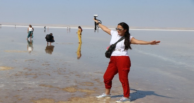 Tuz Gölü’nde yürüme turizmi bayramda da sahillerdeki yoğunluğu aratmadı