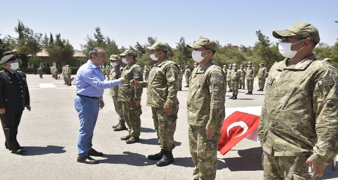 Vali Soytürk Mehmetçiklerle bayramlaştı