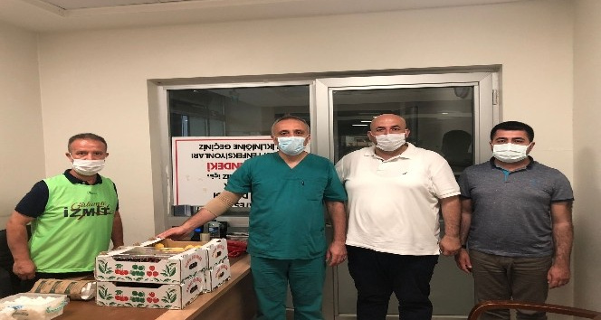İzmit Belediyesi’nden sağlık çalışanlarına meyve ikramı