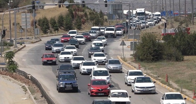 Kilit kavşak Kırıkkale’de, bayramın ikinci gününde trafik yoğunluğu