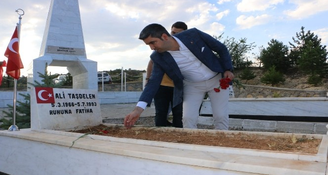 Kartal Belediye Başkanı Yüksel, Başbağlar’da şehit edilen 33 vatandaşın kabrini ziyaret etti