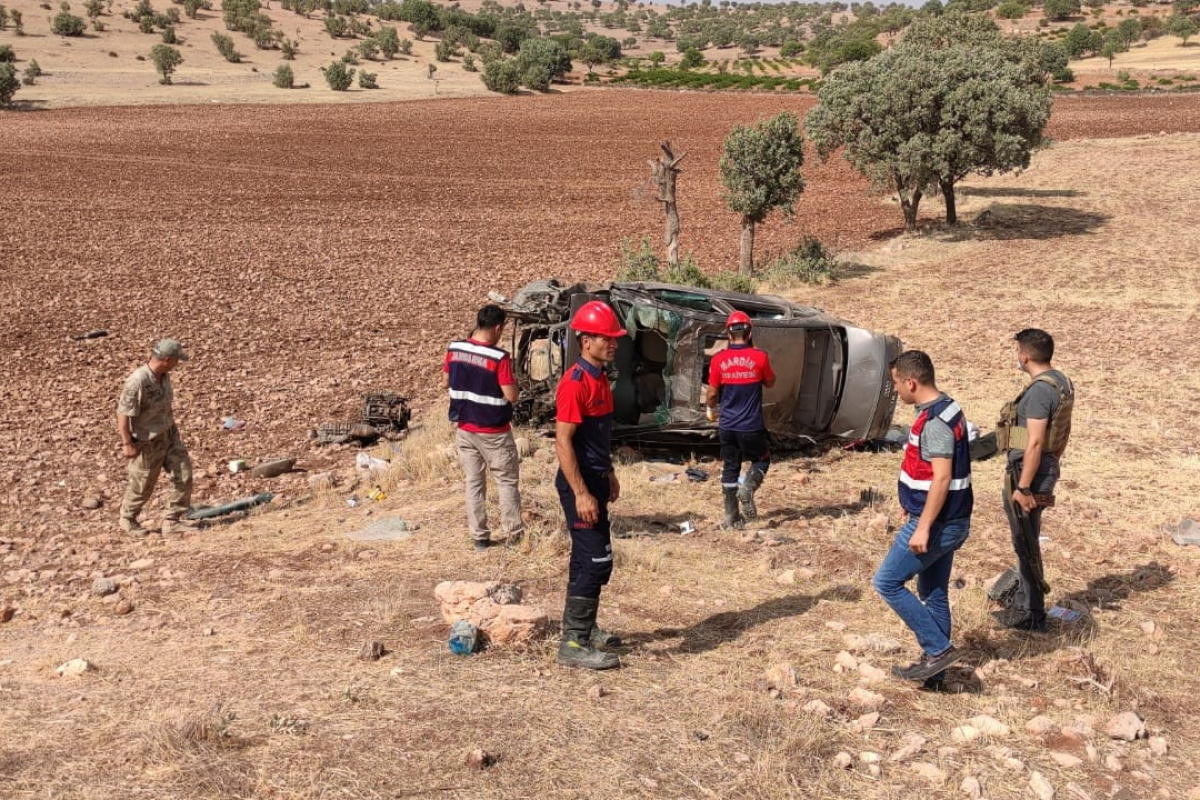 Mardin&#039;de otomobil takla attı: 2 asker hayatını kaybetti