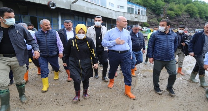 İçişleri Bakanı Süleyman Soylu selden etkilenen Artvin’in Murgul ilçesinde incelemelerde bulundu