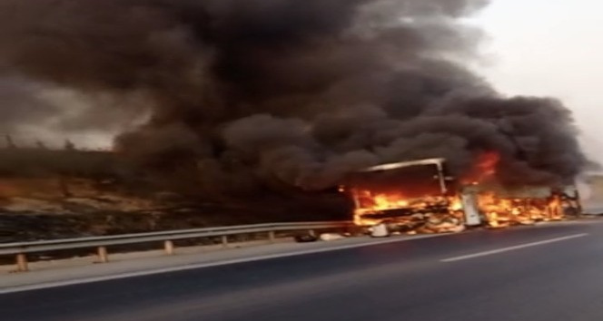 Adana’da otoyol üzerinde otobüs alev alev yandı