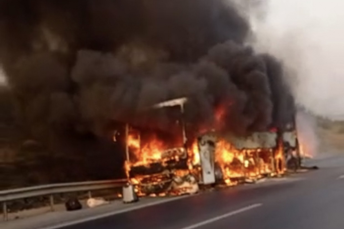 Adana&#039;da otoyol üzerinde otobüs alev alev yandı