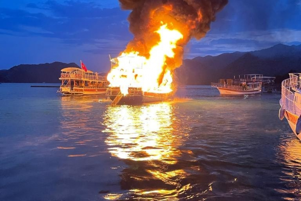 Antalya’da 17 metrelik tur teknesi alev alev yandı