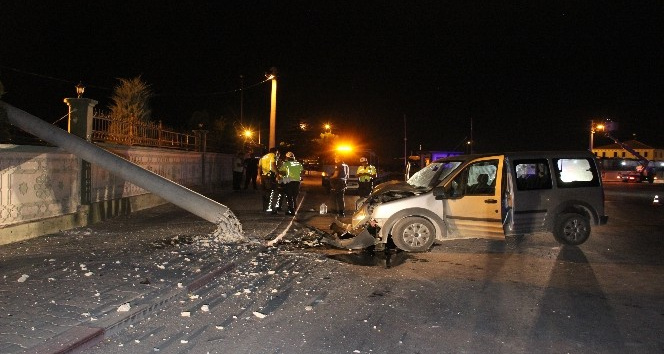 Karaman’da hafif ticari araç beton elektrik direğini yıktı: 2 yaralı