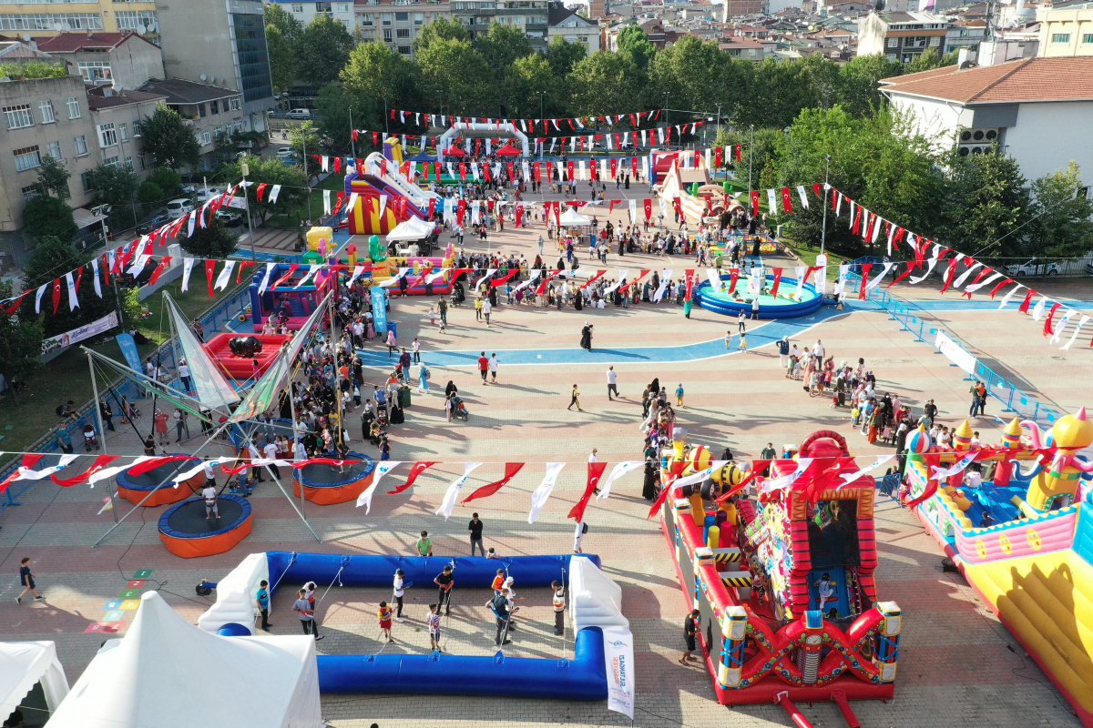 Sultangazili çocuklar bayramda eğlenceye doyuyor