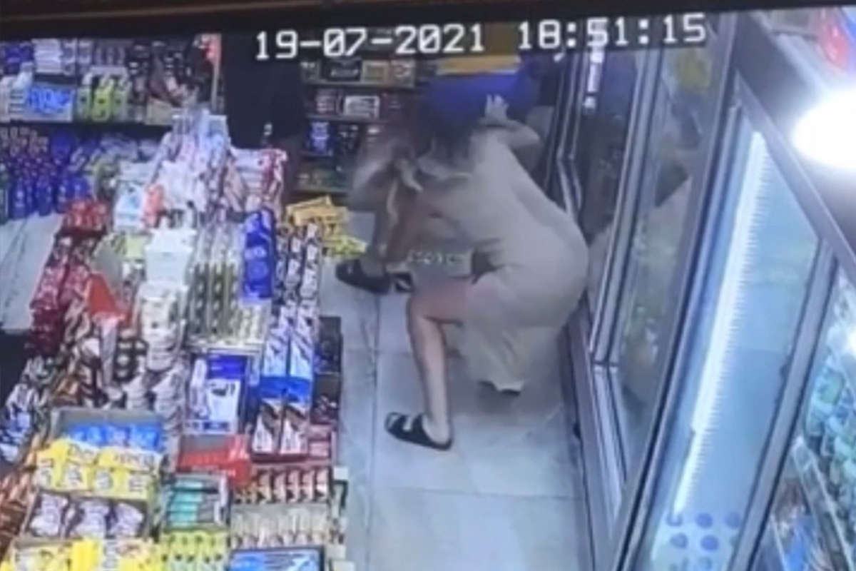 Taksim’de kadını taciz eden şahsa dayak kamerada