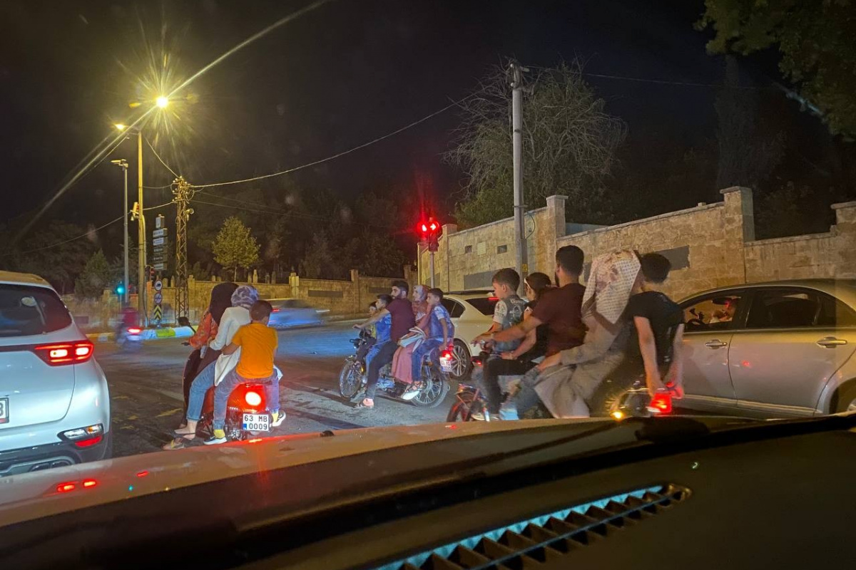 Şanlıurfa’da 3 motosiklette 15 kişi yolculuk etti