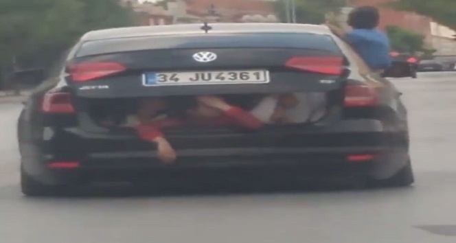 Otomobilin bagajındaki çocukların tehlikeli yolculuğu kamerada