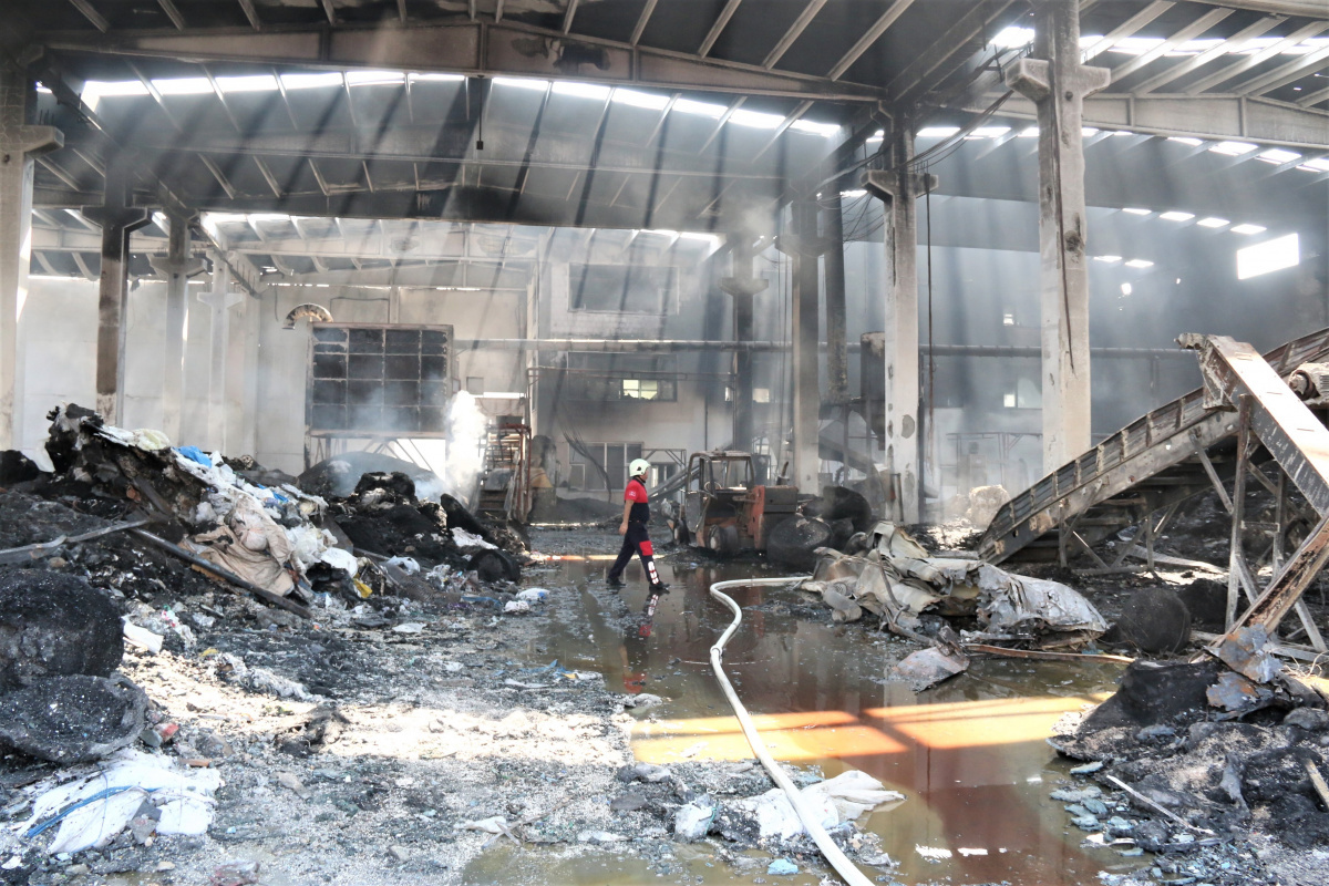 Antalya’da alev alev yanan plastik fabrikasından geriye küle dönmüş yığınlar kaldı