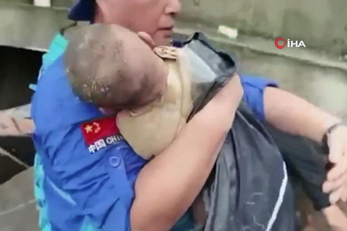 Çin&#039;i vuran selde çöken evin altında kalan bebek sağ olarak çıkarıldı