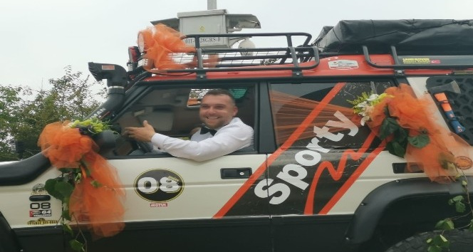 Düğüne çekiciye yüklediği off-road aracıyla gitti