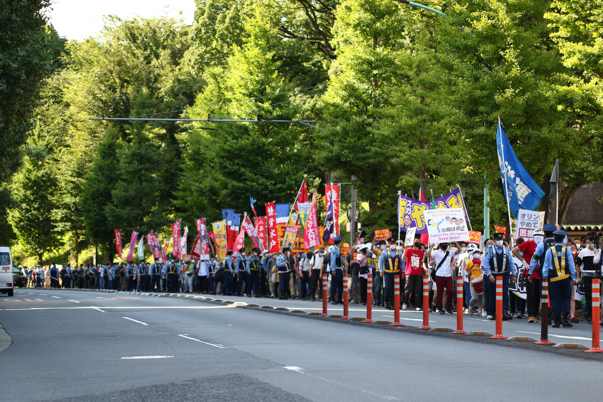 Açılışına saatler kala olimpiyat karşıtları Tokyo&#039;da sokaklara çıktı