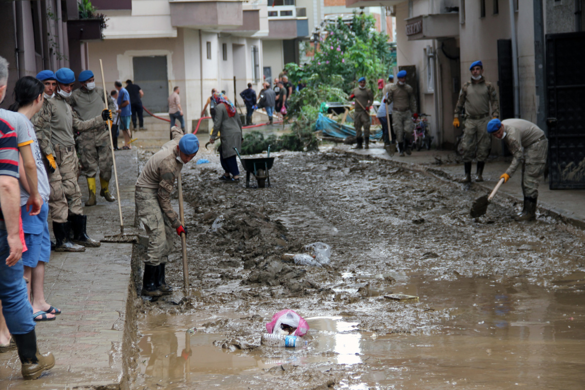 Arhavi’de yaşanan sel afetinin ardından temizlik çalışmaları devam ediyor