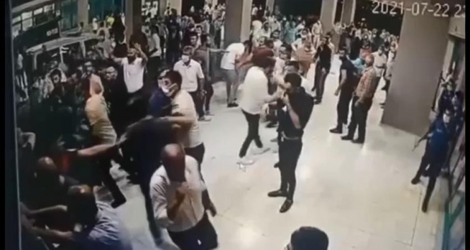 Diyarbakırda hasta yakınları polis ve sağlıkçılara saldırdı