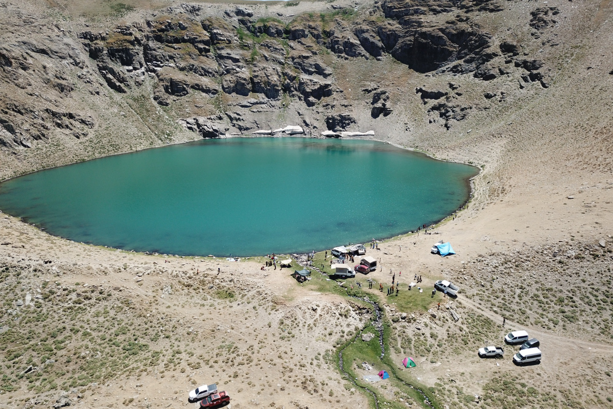 Şırnak&#039;taki doğal göl, doğaseverlerin akınına uğradı