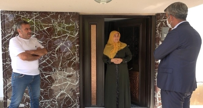 Aşılanma oranının az olduğu Bingöl’de, İl Sağlık Müdürü vatandaşı ikna edip aşı yaptı