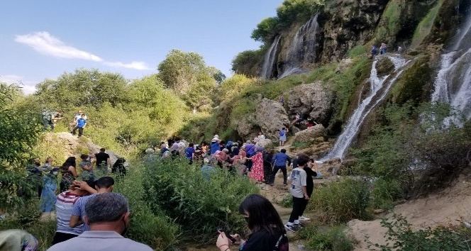 (Özel) Girlevik Şelalesi bayram tatilinde Erzincan nüfusundan fazla misafir ağırladı
