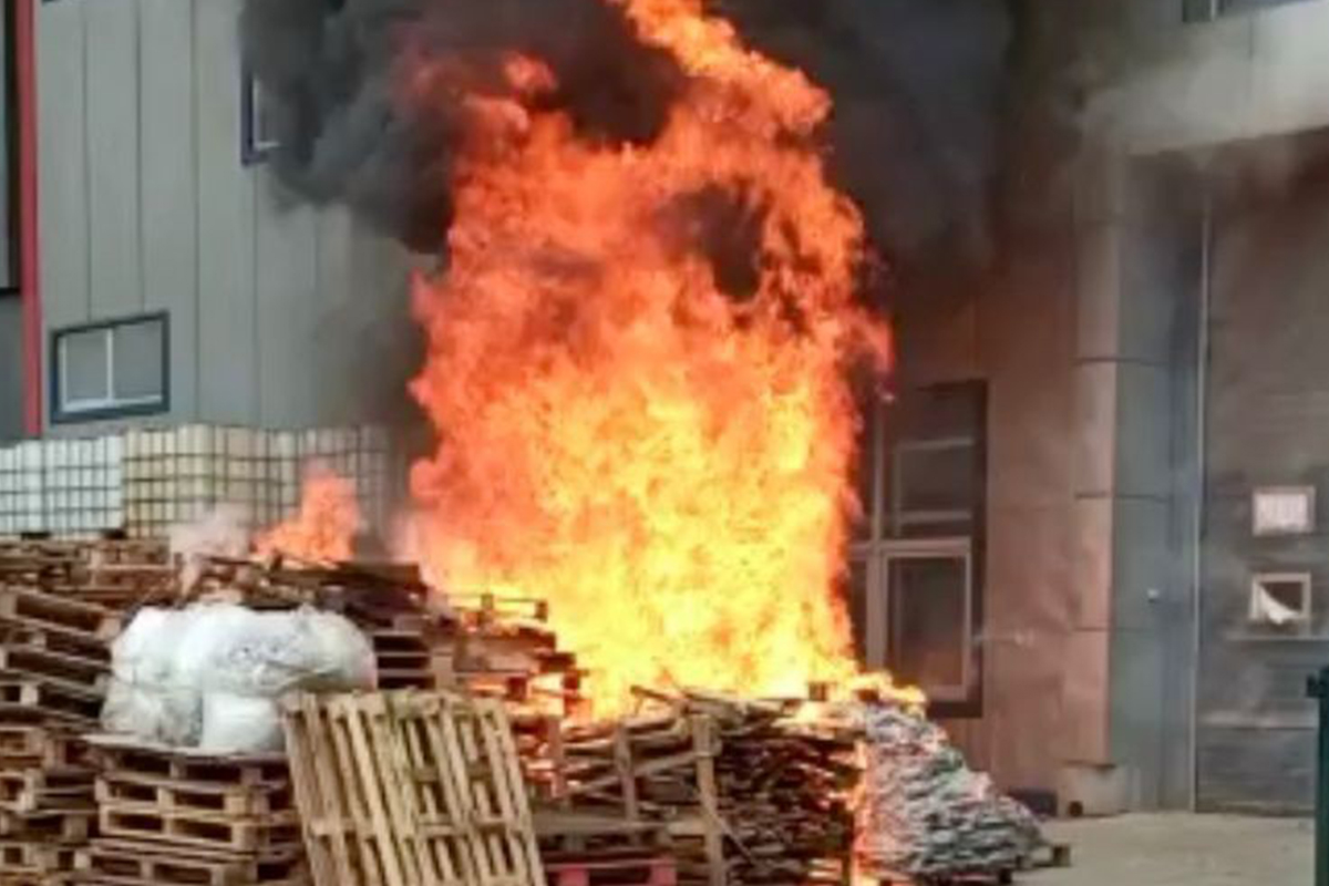 Tuzla’da kozmetik fabrikasında yangın çıktı