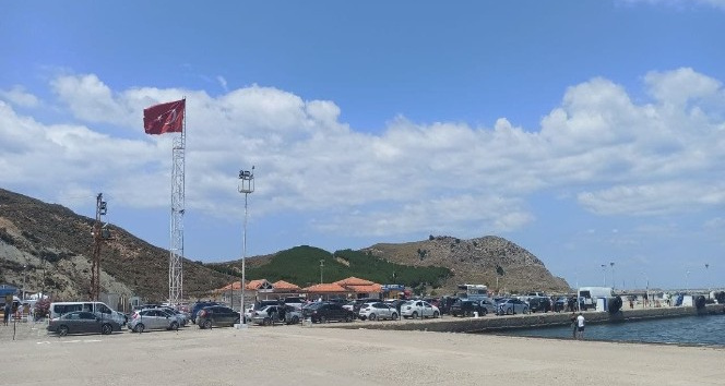Gökçeada’dan dönen tatilciler Kuzu Limanı’nda uzun kuyruklar oluşturdu