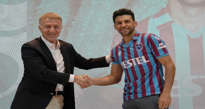 Trabzonspor İsmail Köybaşı için imza töreni düzenledi