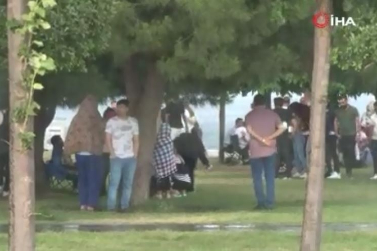 Bakırköy Sahili&#039;nde piknikçiler yağmura yakalandı