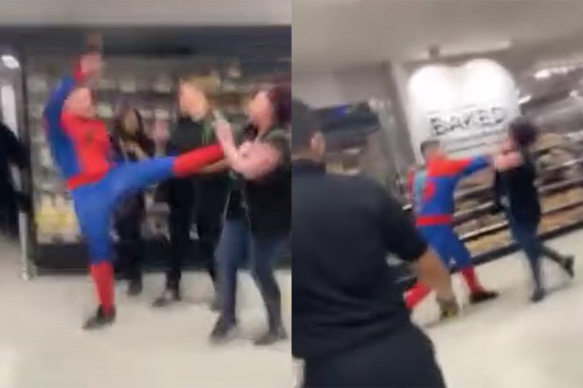 İngiltere&#039;de örümcek adam kostümlü şahıs süpermarkettekilere saldırdı