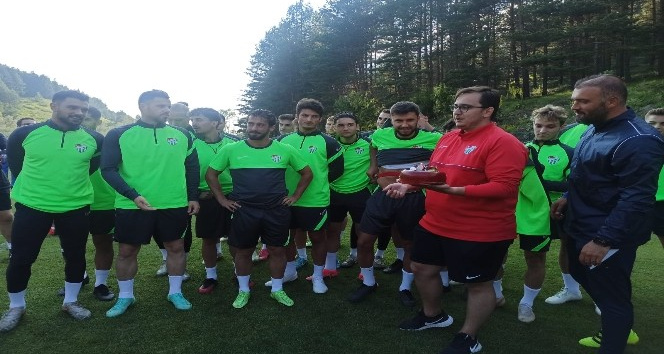 Bursasporlu futbolcu ve teknik ekipten basın mensuplarına büyük jest