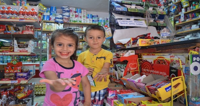 (Özel) 25 yıllık bakkal ‘askıda bozuk para’ kampanyasıyla çocukları sevindiriyor