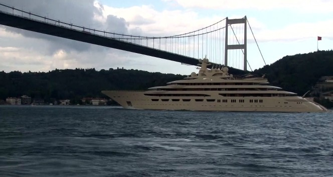 (Özel) Dünyanın en büyük süper yatlarından ’Dilbar’ İstanbul Boğazı’ndan geçti