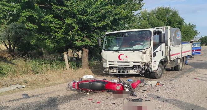 Manisa’da süt kamyoneti ile motosiklet çarpıştı: 1 ölü
