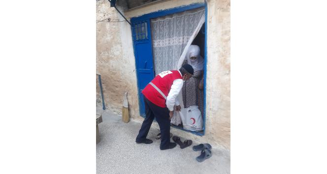 Türk Kızılayı Dicle’de yaşlı, engelli ve hasta aileleri ziyaret etmeye devam ediyor