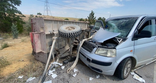 Minibüsün traktöre arkadan çarptığı kazada 7 kişi yaralandı