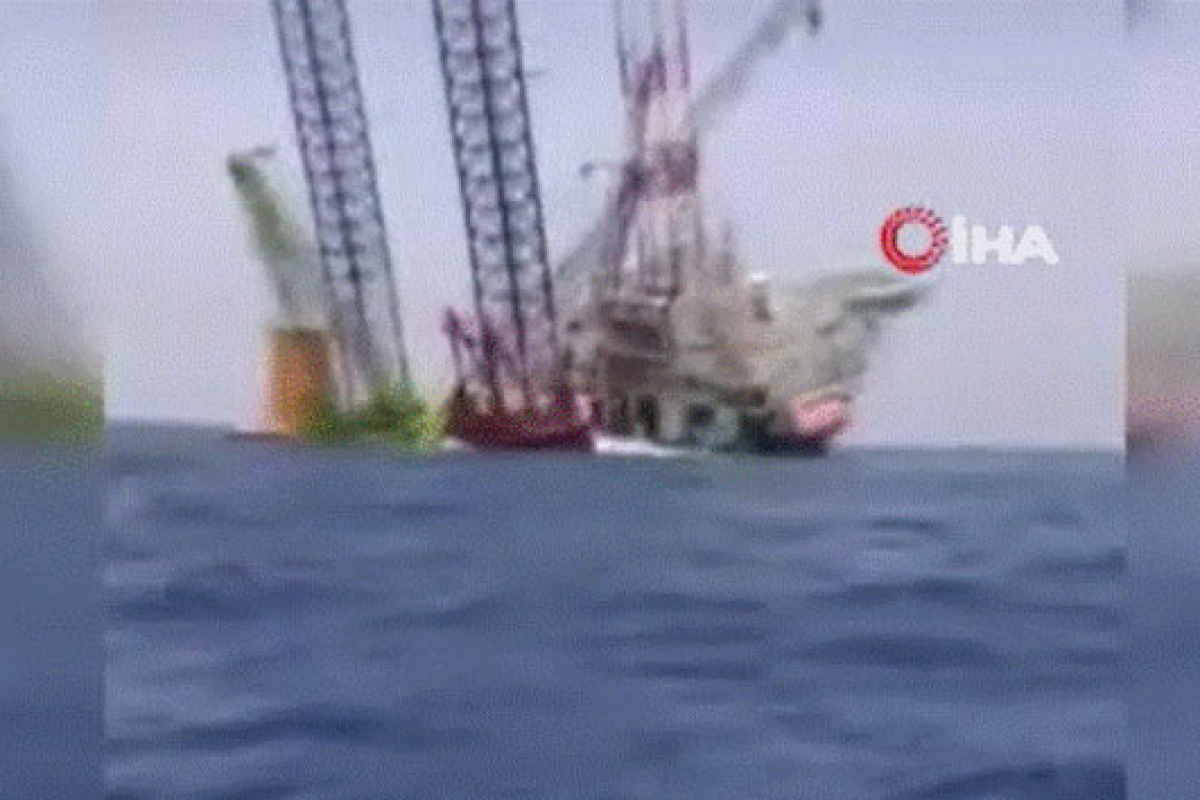 Çin&#039;de 67 kişiyi taşıyan deniz platformu yan yattı
