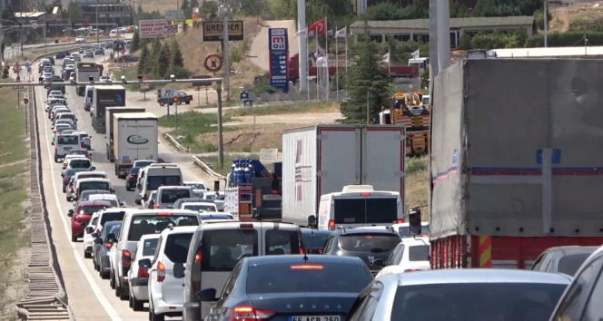 43 ilin geçiş güzergahında son gün trafik yoğunluğu: Kilit kavşakta yine aynı manzara