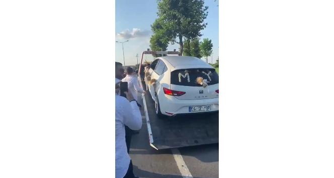 Düğün salonuna çekicinin üzerinde gittiler