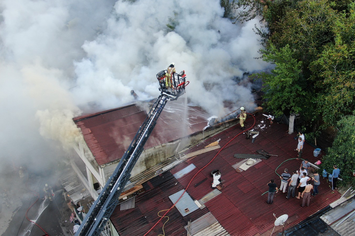 Üsküdar&#039;da çatı katında yangın: Anne ve 2 çocuğu mahsur kaldı